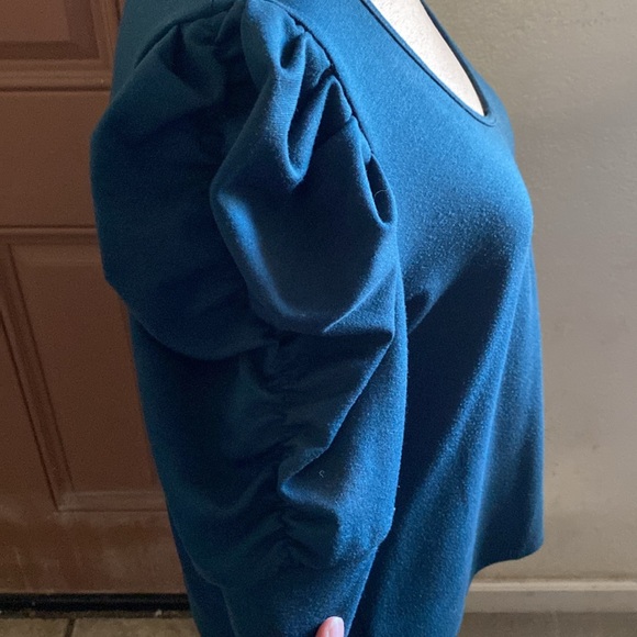 Ruffles🌬️🌫️🪽On Edges Top - Picture 11 of 17